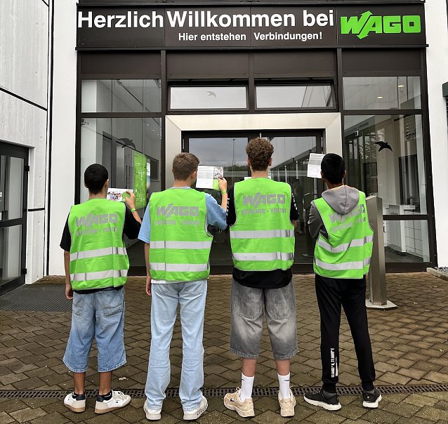 Bild: Sch&uuml;ler der &Ouml;stertalschule auf dem WAGO Betriebsgel&auml;nde