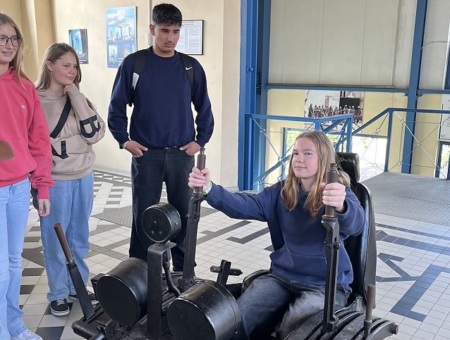 Bild: Sch&uuml;ler & Sch&uuml;lerinnen der &Ouml;stertalschule in der Maschinenhalle bei GSES