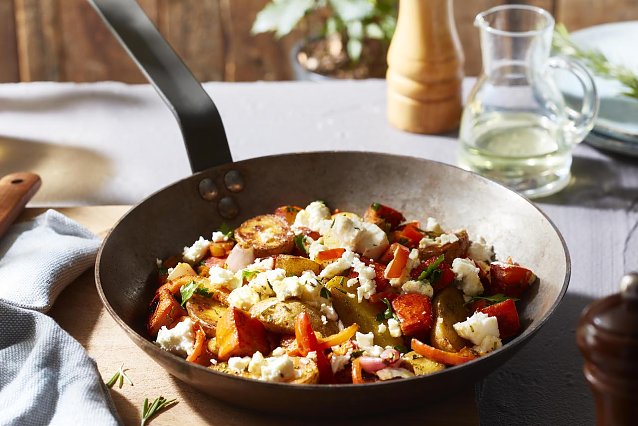 Bild: Immun-Booster mit Soulfood-Charakter: Die Kartoffel-K&uuml;rbis-Feta-Pfanne stimmt geschmacklich auf den Herbst ein und st&auml;rkt den K&ouml;rper mit wertvollen N&auml;hrstoffen.