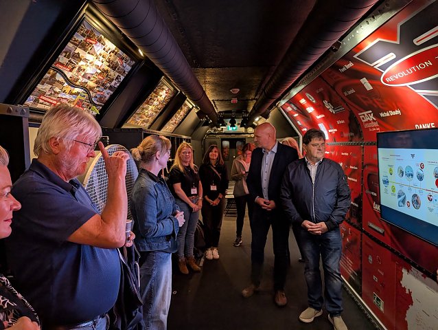 Bild: Beeindruckend aufbereitet: Der Revolution Train zeigt im Inneren eine erdr&uuml;ckend realit&auml;tsnahe Reise durch die Drogensucht. 2.v.re. B&uuml;rgermeister Steffen Grimm