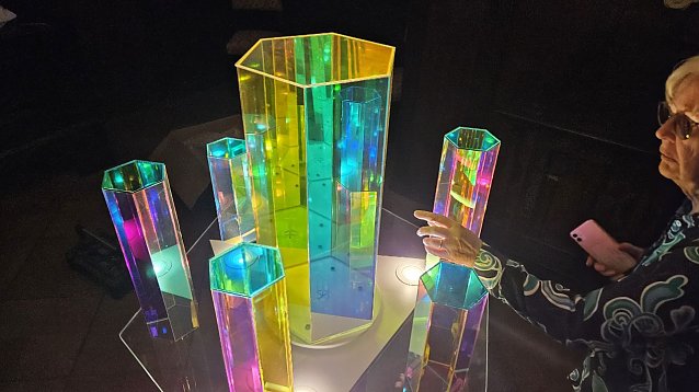 Bild: Lichts&auml;ule Oktagon im� Schlossmuseum Sondershausen - im Bild Annette Tumbrink, die Ehefrau des K&uuml;nstlers, bei der Installation des Kunstwerkes vor der Ausstellungser&ouml;ffnung