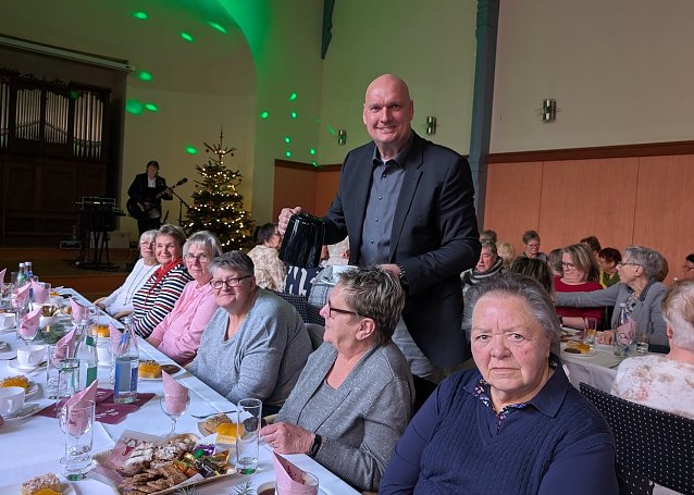 Bild: Kaffee vom B&uuml;rgermeister: Steffen Grimm servierte den G&auml;sten der Seniorenweihnachtsfeier Kaffee und Te