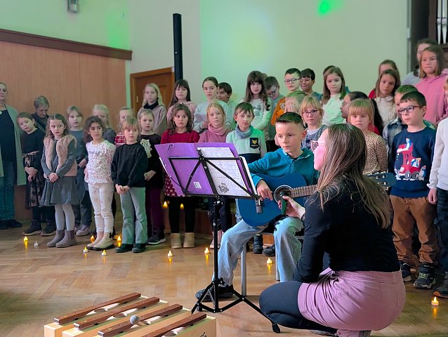 Bild: Kleine Talente ganz gro&szlig;: An eigenen Instrumenten oder im Chor begeisterte der Schulchor der Grundschule K&auml;the Kollwitz