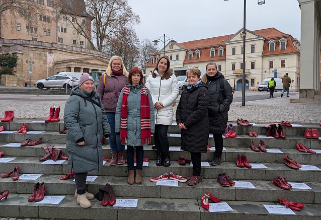 Bild: Das Netzwerk gegen h&auml;usliche Gewalt im Kyffh&auml;userkreis macht mit der Aktion Rote Schuhe auf die Opfer von Femiziden aufmerksam
