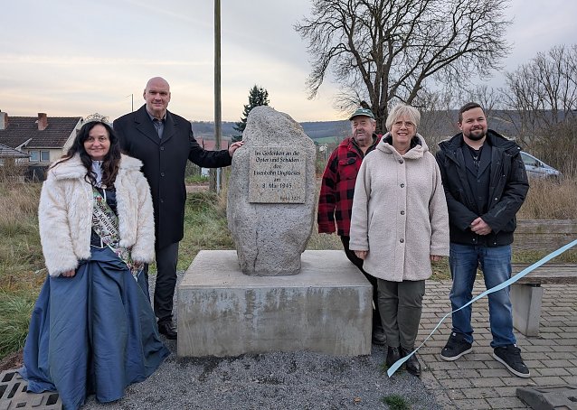 Bild: Blutbuchenk&ouml;nigin Silvia, die I. (li.) , B&uuml;rgermeister Steffen Grimm (2.v.li.), Initiator und Berkaer Bernd Fischer (3.v.re.), Susanne Pautz-Nissen, Fachgebietsleiterin f&uuml;r Tiefbau und Gr&uuml;n (2.v.re.), und Christoph Michael G&ouml;rg, Ortsteilb&uuml;rgermeister von Berka (re.) weihten gemeinsam den neuen Gedenkstein ein