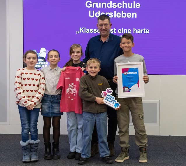 Bild: Sch&uuml;lerinnen und Sch&uuml;ler der Grundschule Udersleben freuen sich mit ihrem Lehrer