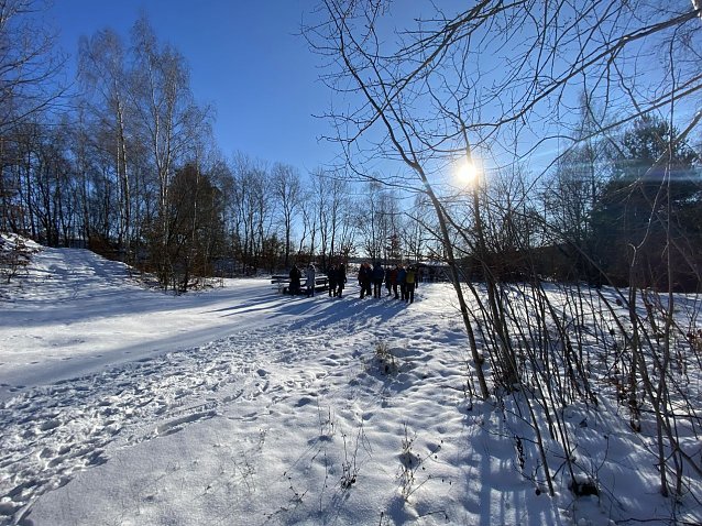 Bild: Eine Wandergruppe im Schnee