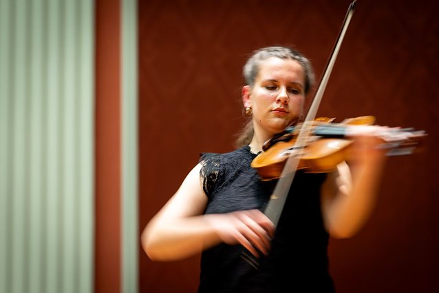 Bild: Eine Musikerin spielt Bratsche