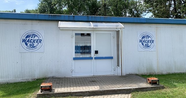 Bild: Ob hier im Herbst Oberligafu&szlig;baller ein und aus gehen h&auml;ngt nun auch vom Erfurter Anwalt Dr. Dithmar ab