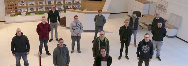 Bild: Elf frischgebackene Kfz-Mechatroniker-Gesellen erhielten jetzt ihre Arbeitsvertr&auml;ge und verst&auml;rken nun die Werkst&auml;tten der Peter-Gruppe in Th&uuml;ringen und S&uuml;d-Niedersachsen. Die Gesch&auml;ftsf&uuml;hrer Helmut Peter (rechts) und Andreas Peter (hinten) freut&acute;s.
