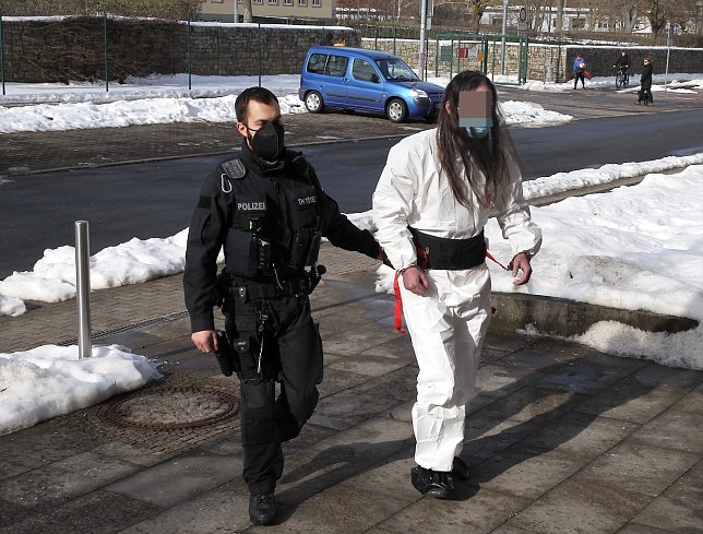 Bild: Mutma&szlig;licher Attent&auml;ter vor dem Amtsgericht Nordhausen 