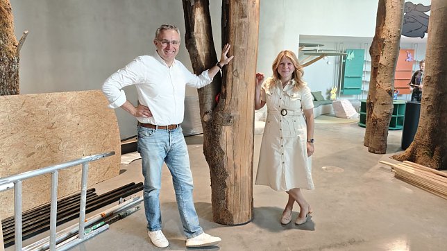 Bild: Gunnar Reuter, Gesch&auml;ftsf&uuml;hrer der Service GmbH und Standortleiterin Veronika T&ouml;pfer
