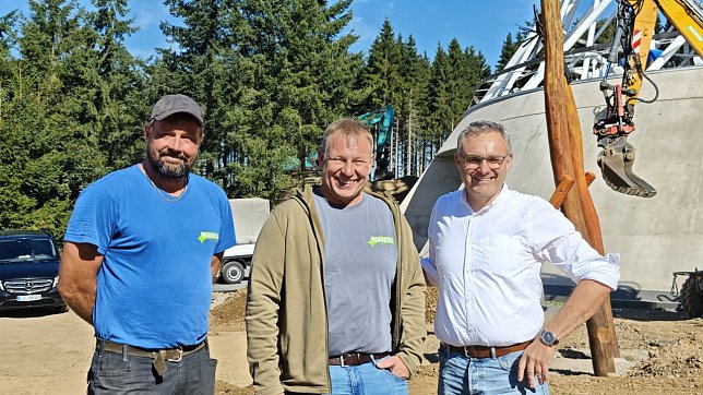 Bild: Die Firma Waresa (hier Chef Silvio Wagner und Bauleiter Rouven Hoffer) hat auch am Hexenbesen ihre Spuren hinterlassen.en ui