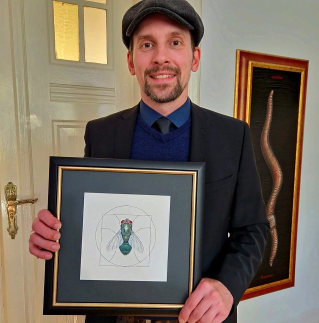 Bild: K&uuml;nstler Jan Olschewski mit seinem Kunstwerk "Mehr Fliege wagen"