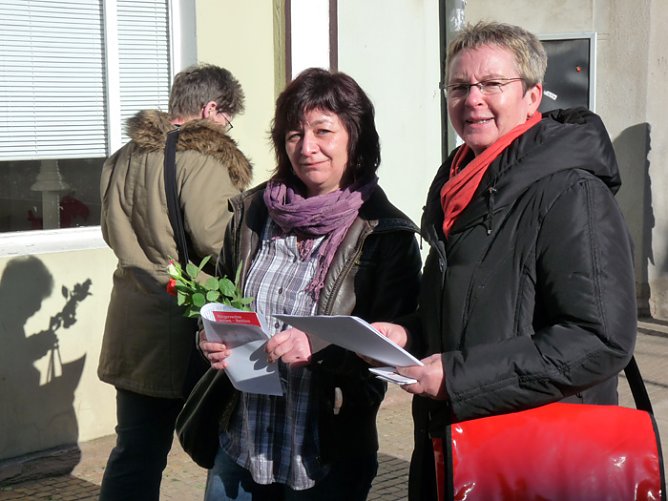 Rosen verteilt (Foto: Karl-Heinz Herrmann)