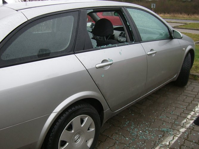 Scheibe eingeschlagen (Foto: nnz) Scheibe eingeschlagen (Foto: nnz)