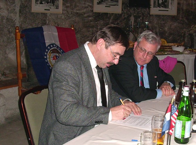 Unterzeichnung Partnerschaftsvertrag im Beisen von US Konsul Mark Wenig (Foto: Karl-Heinz Herrmann)