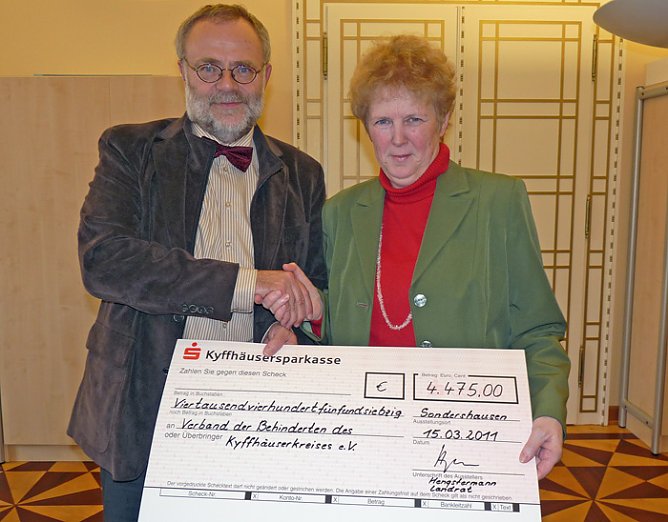 Schecks &uuml;bergeben (Foto: Karl-Heinz Herrmann)