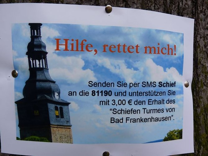 Hilfe für den Schiefen (Foto: Karl-Heinz Herrmann) Hilfe für den Schiefen (Foto: Karl-Heinz Herrmann)