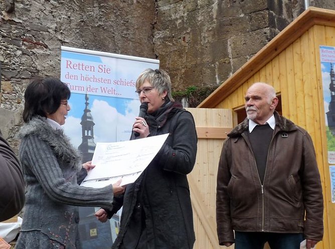 Hilfe für den Schiefen (Foto: Karl-Heinz Herrmann) Hilfe für den Schiefen (Foto: Karl-Heinz Herrmann)