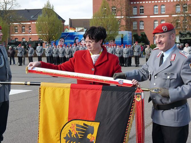 Fahnenband verliehen (Foto: Karl-Heinz Herrmann)