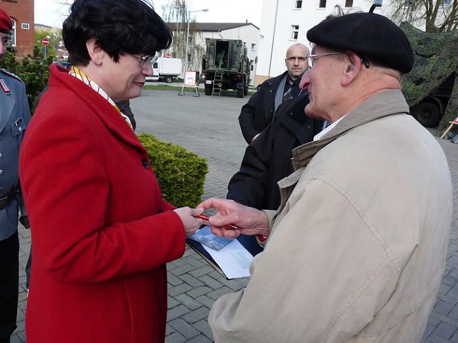 Fahnenband verliehen (Foto: Karl-Heinz Herrmann)