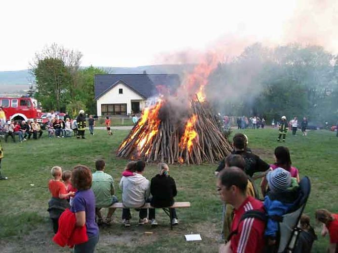 Osterfeuer auf der Hundewiese (Foto: Karl-Heinz Herrmann)