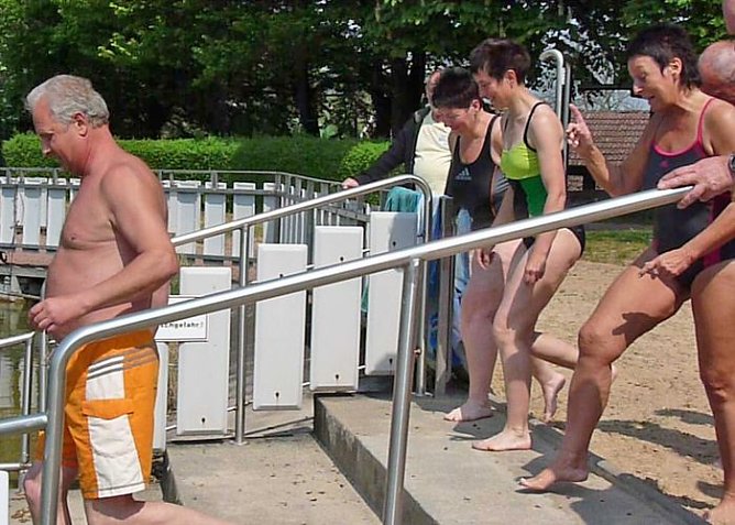 Spa&szlig; beim Anbaden (Foto: Karl-Heinz Herrmann)