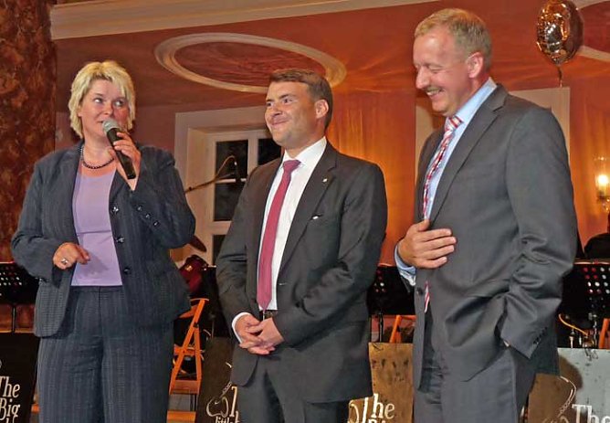 Politik unterst&uuml;tzt den Schiefen (Foto: Karl-Heinz Herrmann)