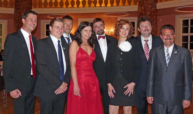 Politik unterst&uuml;tzt den Schiefen (Foto: Karl-Heinz Herrmann)