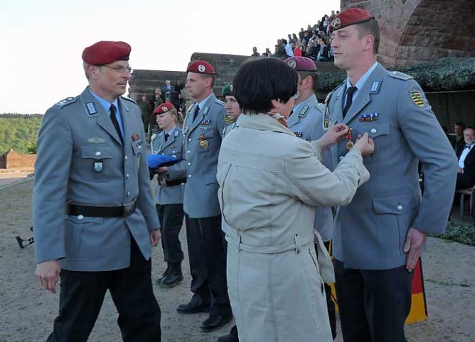 Ehrenmedaille &uuml;berreicht (Foto: Karl-Heinz Herrmann)