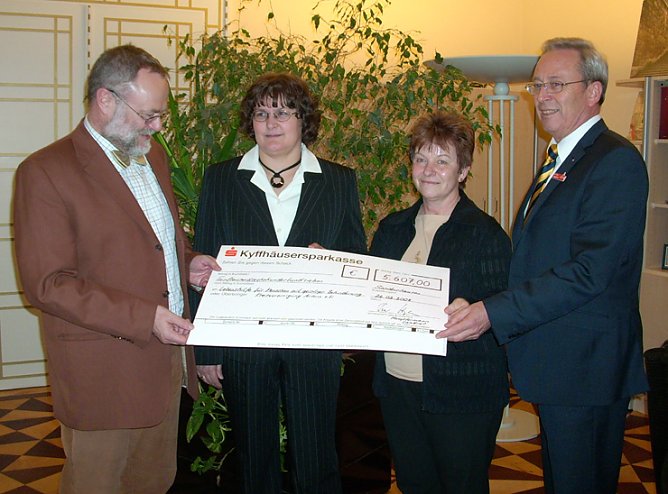 Übergabe Scheck an Verein in Artern 1 (Foto: Karl-Heinz Herrmann) Übergabe Scheck an Verein in Artern 1 (Foto: Karl-Heinz Herrmann)