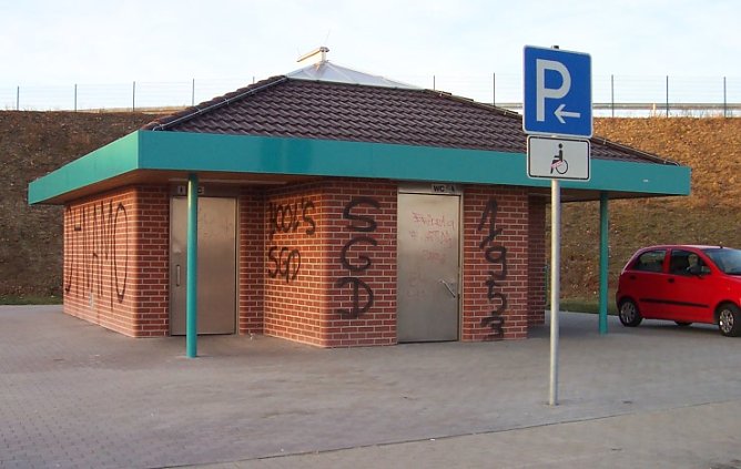 Beschmiert (Foto: Polizei) Beschmiert (Foto: Polizei)