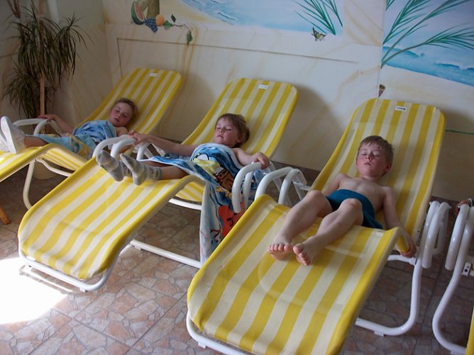 "Kneippen mit Kindern - mit Spaß gesund" (Foto: Karl-Heinz Herrmann) "Kneippen mit Kindern - mit Spaß gesund" (Foto: Karl-Heinz Herrmann)