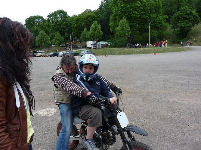 Fest in Kinderhand (Foto: Karl-Heinz Herrmann)