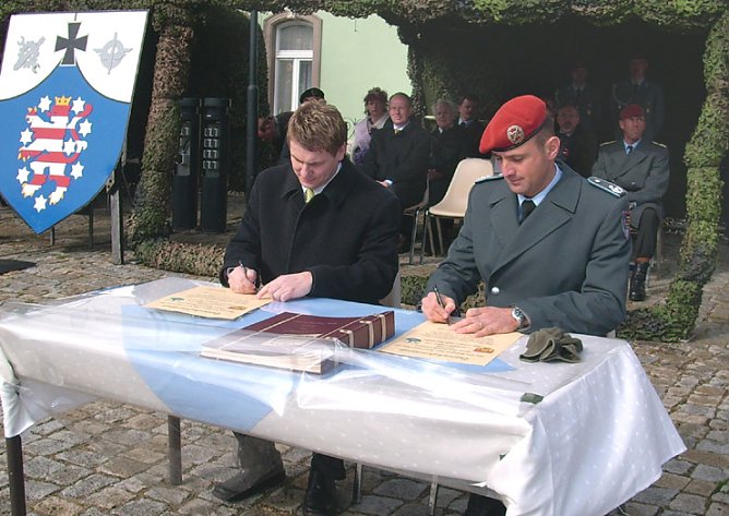 Feierliches Gelöbnis 2 (Foto: Karl-Heinz Herrmann) Feierliches Gelöbnis 2 (Foto: Karl-Heinz Herrmann)