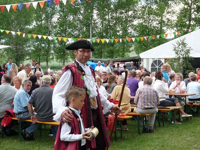 Laubkönig gekrönt (Foto: Karl-Heinz Herrmann) Laubkönig gekrönt (Foto: Karl-Heinz Herrmann)