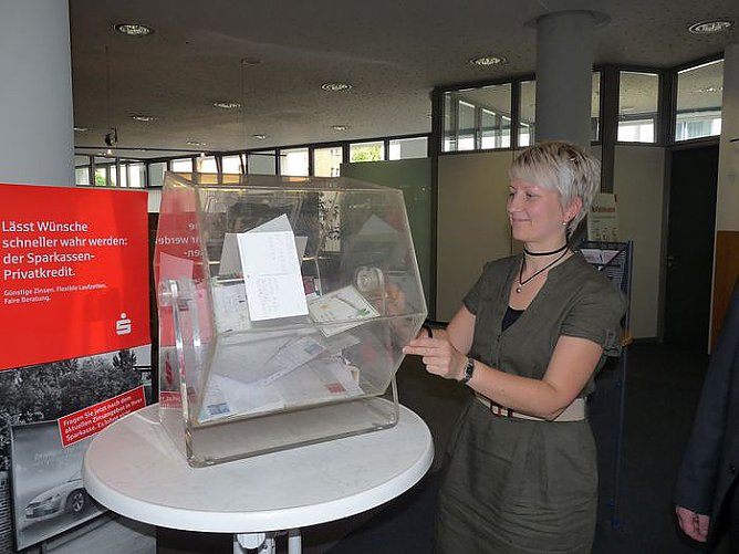 Ziehung Gewinnerin (Foto: Karl-Heinz Herrmann)