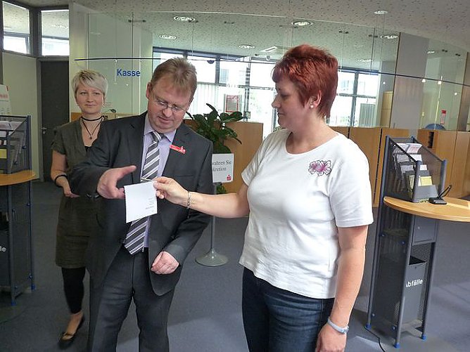 Ziehung Gewinnerin (Foto: Karl-Heinz Herrmann)