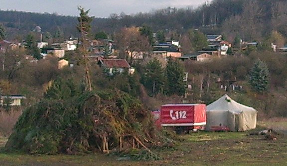 Osterfeuer unter Schutz (Foto: Karl-Heinz Herrmann) Osterfeuer unter Schutz (Foto: Karl-Heinz Herrmann)