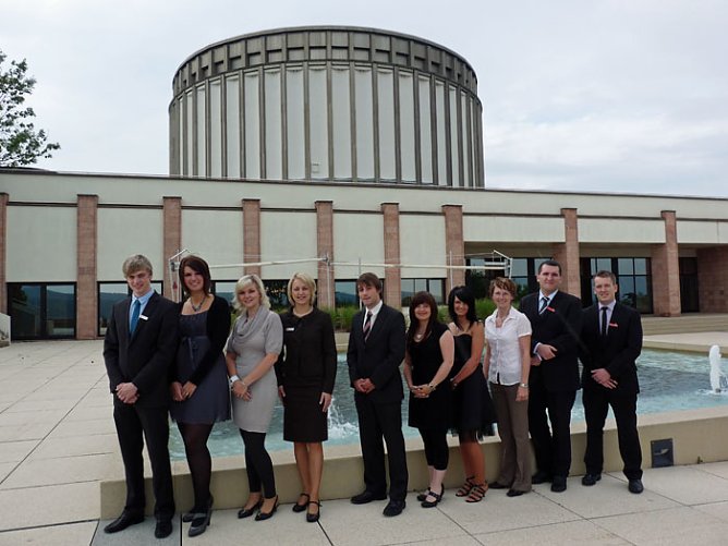 Zeugnis&uuml;bergabe (Foto: Karl-Heinz Herrmann)