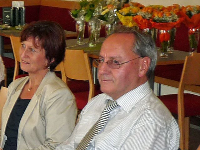 Zeugnis&uuml;bergabe (Foto: Karl-Heinz Herrmann)