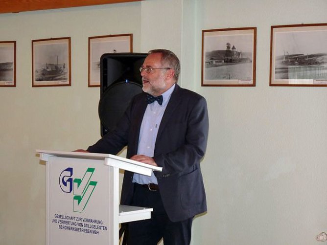 Zeugnisse übergeben (Foto: Karl-Heinz Herrmann) Zeugnisse übergeben (Foto: Karl-Heinz Herrmann)