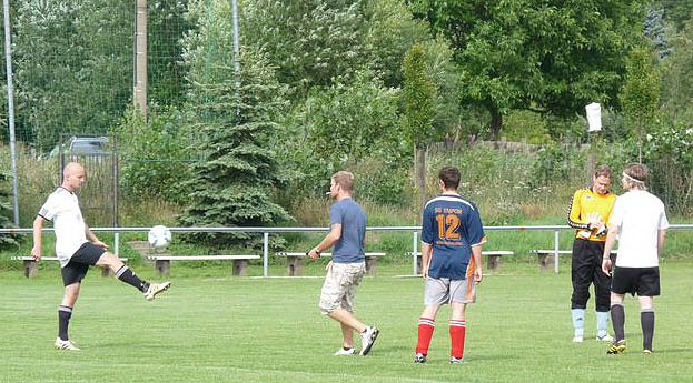 Fu&szlig;ballfest gestartet (Foto: Karl-Heinz Herrmann)