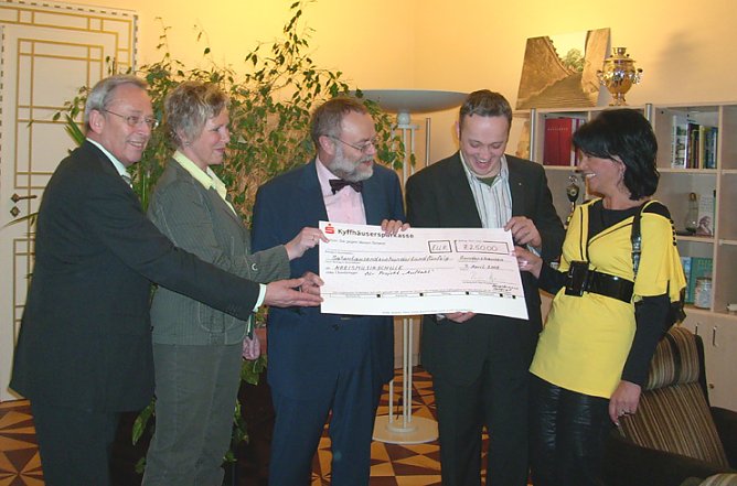 &Uuml;bergabe Scheck an die Schulen (Foto: Karl-Heinz Herrmann)