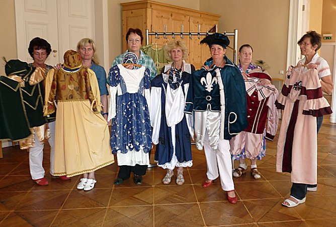 Gew&auml;nder &uuml;bergeben (Foto: Karl-Heinz Herrmann)