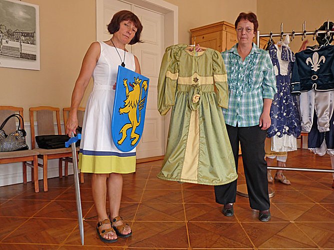 Gew&auml;nder &uuml;bergeben (Foto: Karl-Heinz Herrmann)