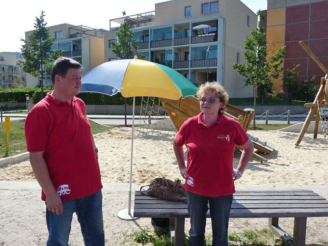 Spielger&auml;te &uuml;bergeben (Foto: Karl-Heinz Herrmann)