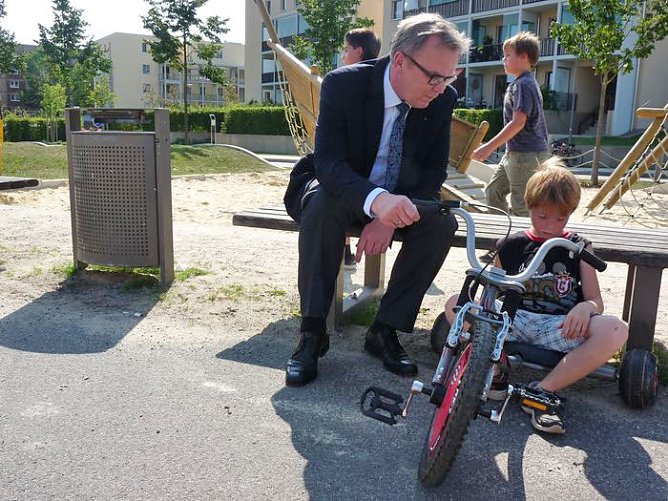 Spielger&auml;te &uuml;bergeben (Foto: Karl-Heinz Herrmann)