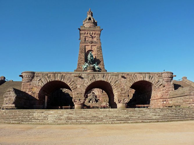 Kyffhäuserdenkmal (Foto: Karl-Heinz Herrmann) Kyffhäuserdenkmal (Foto: Karl-Heinz Herrmann)